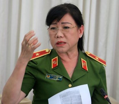  Trung tướng Trần Thị Ngọc Đẹp trong một buổi họp báo ở Cần Thơ