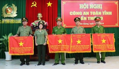  Thiếu tướng Bùi Tuyết Minh – Giám đốc Công an tỉnh Kiên Giang trao Cờ thi đua xuất sắc cho các cá nhân và đơn vị thuộc tỉnh