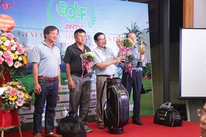 BTC trao giải cho các Golf thủ ở nhiều hạng mục, bảng thi đấu khác nhau.