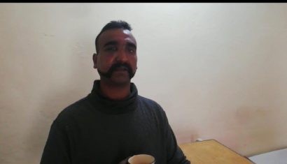  Viên phi công Ấn Độ bị Pakistan bắt sau khi bắn hạ chiến đấu cơ của anh này.