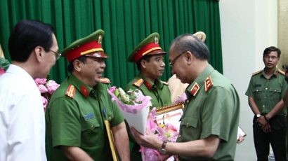  Lãnh đạo UBND, Công an TP.HCM khen thưởng ban phá án. Ảnh: Thanh Nguyện.