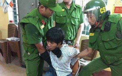  Ma túy đã biến những đứa con hiếu thảo trở thành nghịch tử gây ra những thảm kịch đau lòng (trong ảnh: Công an đang khống chế đối tượng ngáo đá, dùng hung khí đe dọa người thân)