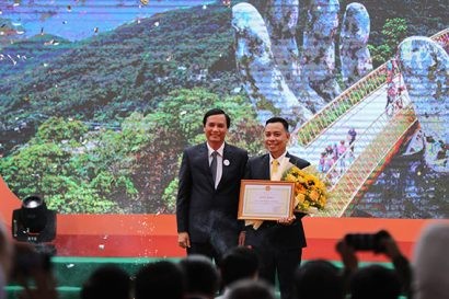 Ông Trần Văn Miên - Phó Chủ tịch UBND Thành phố Đà Nẵng trao tặng bằng khen cho ông Nguyễn Lâm An - Gíam đốc Khu du lịch Sun World Ba Na Hills