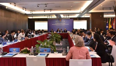 Các đại biểu dự cuộc họp.