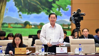 Bộ trưởng Bộ Nội vụ Lê Vĩnh Tân trình bày Tờ trình dự thảo Nghị quyết về sắp xếp các đơn vị hành chính cấp huyện, xã