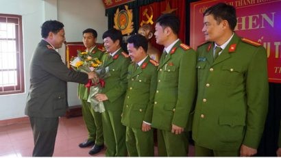  Giám đốc Công an tỉnh Thanh Hóa khen thưởng ban chuyên án. Ảnh: Thanh Niên