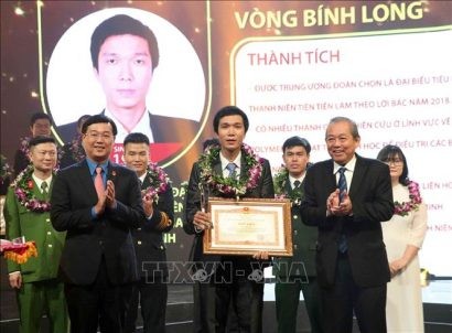 Phó Thủ tướng Thường trực Chính phủ Trương Hòa Bình và Bí thư thứ nhất Trung ương Đoàn TNCS Hồ Chí Minh Lê Quốc Phong trao Bằng khen của Trung ương Đoàn TNCS Hồ Chí Minh cho các gương mặt trẻ Việt Nam tiêu biểu năm 2018. Ảnh: Văn Điệp/TTXVN