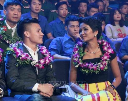 Gương mặt trẻ Việt Nam tiêu biểu năm 2018, Hoa hậu Hoàn vũ Việt Nam H'Hen Niê (bên phải) và cầu thủ Quang Hải tại Lễ tuyên dương. Ảnh: Văn Điệp/TTXVN