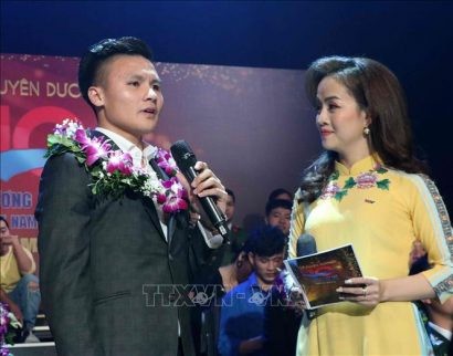 Gương mặt trẻ Việt Nam tiêu biểu năm 2018, cầu thủ Quang Hải giao lưu tại chương trình. Ảnh: Văn Điệp/TTXVN