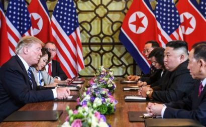  Tổng thống Mỹ Donald Trump (trái) và Chủ tịch Triều Tiên Kim Jong-un tham gia cuộc họp song phương mở rộng. Ảnh CNN