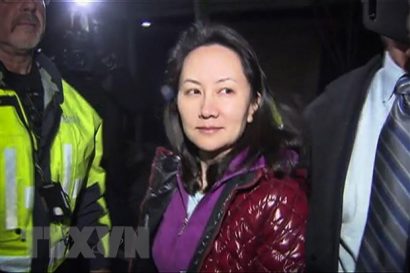  Giám đốc Tài chính của Tập đoàn Huawei, bà Mạnh Vãn Chu, rời khỏi tòa án tối cao ở Vancouver, Canada ngày 11/12/2018. (Nguồn: AFP/TTXVN)