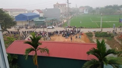  Hiện trường vụ tai nạn xe khách tông đoàn người đi đưa tang ở Vĩnh Phúc. Ảnh: Dân Việt