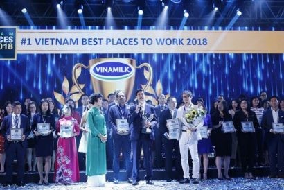 Ông Nguyễn Quốc Khánh – Giám đốc Điều hành Vinamilk nhận giải thưởng “Top 100 nơi làm việc tốt nhất” năm 2018.
