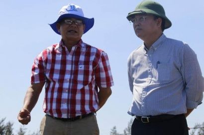  Ông Lê Trí Thanh, Phó Chủ tịch UBND tỉnh Quảng Nam (phải), đánh giá cao mô hình nuôi tôm của ông Cương.