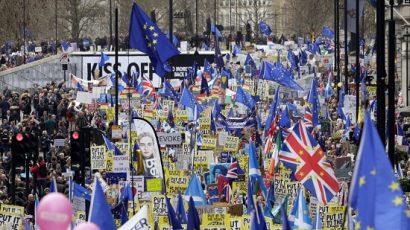 Những người biểu tình giơ băng-rôn và biểu ngữ trong cuộc tuần hành phản đối Brexit ở London, ngày 23/3/2019