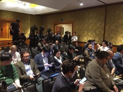  Phóng viên chờ đợi trước khi cuộc họp báo diễn ra.