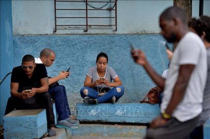  Người dân sử dụng điện thoại di động kết nối mạng Internet tại thủ đô La Habana, Cuba. Ảnh: AFP/TTXVN
