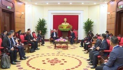 Đồng chí Võ Văn Thưởng - Ủy viên Bộ Chính trị, Bí thư Trung ương Đảng, Trưởng Ban Tuyên giáo Trung ương trao đổi với Phó Thủ tướng, Bộ trưởng Điều phối An ninh Quốc gia Singapore Tiêu Chí Hiền tại buổi tiếp. (Ảnh: KS)