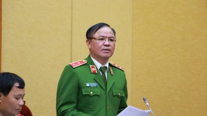 Trung tướng Trần Văn Vệ trả lời báo chí chiều nay, 25.3 (ẢNH THÁI SƠN)