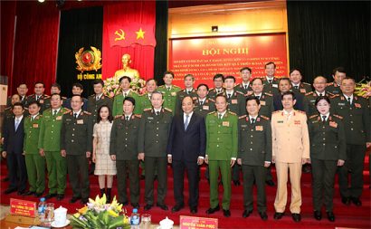 Các đại biểu dự Hội nghị chụp ảnh lưu niệm