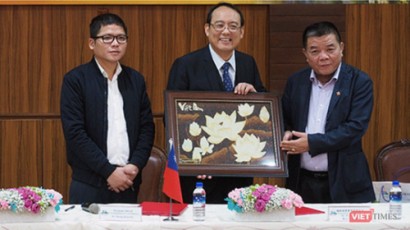  Ông Trần Duy Tùng (trái) và ông Trần Bắc Hà (phải) trong một sự kiện chung với đối tác nước ngoài - Ảnh: Người Lao Động