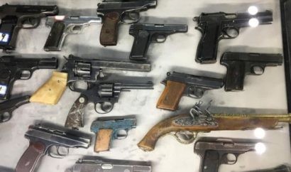  Các vũ khí mà chính phủ Trung Quốc nói là thu giữ từ các phần tử cực đoan tại Tân Cương. Ảnh: Reuters. 