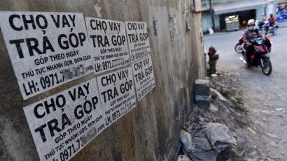  Tờ rơi quảng cáo cho vay vốn trên đường Bùi Hữu Nghĩa, Biên Hòa, tỉnh Đồng Nai (ảnh chụp chiều 9-3) - Ảnh: QUANG ĐỊNH