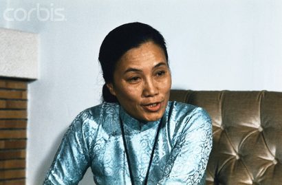  Bà Nguyễn Thị Bình trả lời báo chí trong thời gian diễn ra hội nghị Paris (Ảnh tư liệu lịch sử).