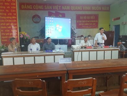  Đấu giá viên điều hành cuộc đấu giá theo phương thức mới tại hội trường UBND thị trấn Bồng Sơn, huyện Hoài Nhơn, Bình Định