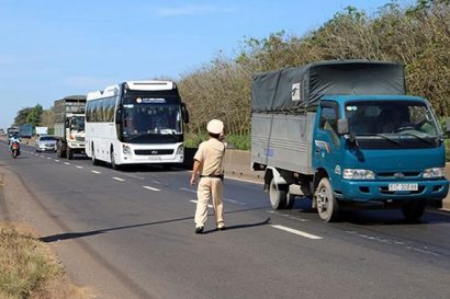 Cảnh sát giao thông tăng cường kiểm tra các tài xế chạy đường dài (ảnh minh họa) 