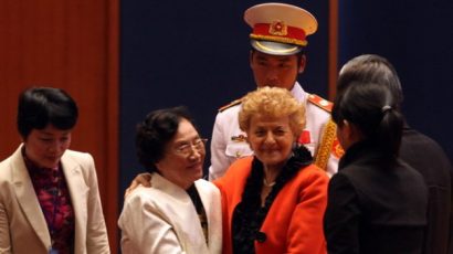 Bà Nguyễn Thị Bình (đứng thứ 2 từ trái sang) trong một cuộc gặp gỡ nhân kỉ niệm 45 năm Hội nghị Paris (ảnh nguồn báo Tuổi trẻ).