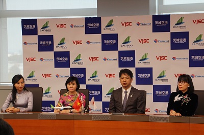 Ông Kazuhiko Oigawa, Thống đốc Tỉnh Ibaraki và bà Dương Thị Mai Hoa, Phó Chủ tịch kiêm Phó Tổng giám đốc Bamboo Airways (thứ 2 từ trái sang) trong buổi họp báo tại Nhật Bản công bố chuyến bay đầu tiên của Bamboo Airways đến Ibaraki.