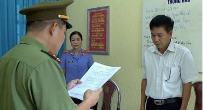 Công an đọc quyết định khởi tố bị can