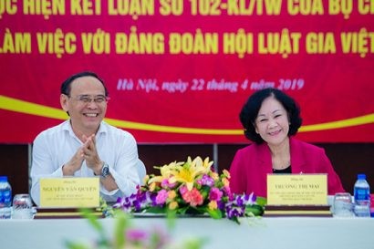 Đồng chí Trương Thị Mai và đồng chí Nguyễn Văn Quyền chủ trì hội nghị.