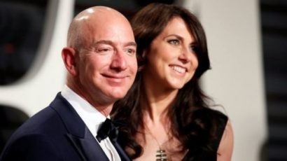  Ông Jeff Bezos và bà MacKenzie Bezos dự một sự kiện ở California, Mỹ tháng 2/2017. Ảnh: Reuters.