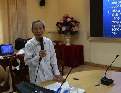  TS. Nguyễn Từ - Phó Chủ nhiệm Khoa Quản lý Kinh doanh trình bày tham luận tại buổi Tọa đàm. Ảnh: Huy Thuyết