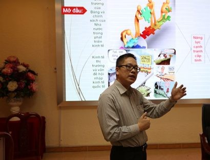  TS. Hồ Sỹ Ngọc trình bày tham luận về Năng lực cạnh tranh cấp tỉnh. Ảnh: Huy Thuyết