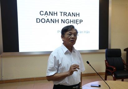  PGS.TS. Vũ Văn Hân – Phó Chủ nhiệm Khoa Quản lý Kinh doanh trình bày tham luận về Năng lực cạnh tranh doanh nghiệp. Ảnh: Huy Thuyết