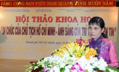  TS Nguyễn Thị Hoa Xinh phát biểu tại hội thảo khoa học “Di chúc của Chủ Tịch Hồ Chí Minh - Ánh sáng của trí tuệ và niềm tin”