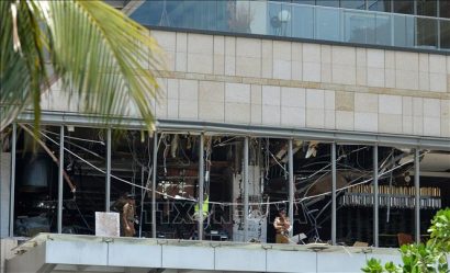  Cảnh sát được triển khai tại hiện trường vụ nổ ở khách sạn Shangri-La, thủ đô Colombo, Sri Lanka, ngày 21/4/2019. Ảnh: AFP/TTXVN