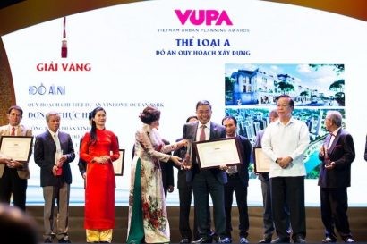 Ông Phạm Thiếu Hoa – Phó TGĐ Vinhomes đại diện Công ty CP Vinhomes nhận 02 giải thưởng Quy hoạch Đô thị Quốc gia hạng mục A & C.
