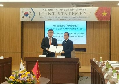  Phó Chủ tịch Hội Luật gia Việt Nam Dương Thành Bắc (bên phải) và Chủ tịch Hội Luật sư Seoul Park Jong-woo ký bản tuyên bố chung.