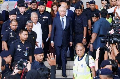  Cựu Thủ tướng Najib Razak ra hầu tòa ngày 3/4. Ảnh: Reuters