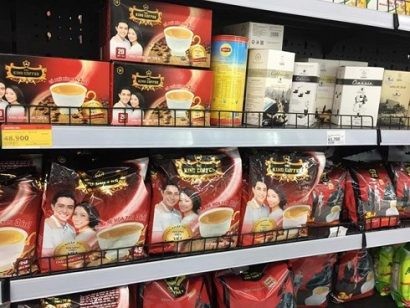 Sản phẩm cà phê Trung Nguyên của Trung Nguyên Legend và cà phê King Coffee của TNI được bày bán trong siêu thị.