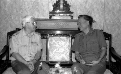  Ðại tướng Lê Ðức Anh, Bộ trưởng Bộ Quốc phòng tiếp Thượng tướng Horst Brünner, Thứ trưởng Bộ Quốc phòng CHDC Đức sang thăm, làm việc tại Việt Nam, sáng 26/4/1988. Ảnh: Hồng Thụ/TTXVN