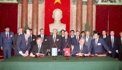  Chủ tịch nước Lê Đức Anh và Tổng thống Uzebekistan Islam Karimov ký hiệp ước hợp tác giữa hai nước, ngày 28/3/1996, tại Hà Nội. Ảnh: Minh Điền/TTXVN