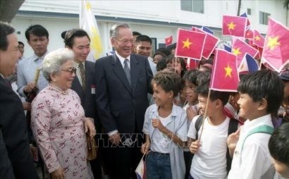  Chủ tịch nước Lê Đức Anh và phu nhân với các cháu thiếu niên Khu chế xuất Subic trong chuyến thăm chính thức Cộng hòa Phlippines, tháng 11/1995. Ảnh: Cao Phong/TTXVN