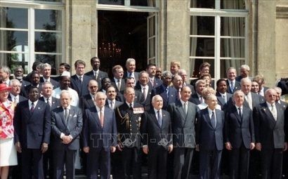  Chủ tịch nước Lê Đức Anh và các nguyên thủ 50 quốc gia dự Lễ kỷ niệm 50 năm Ngày chiến thắng phát xít tại Cộng hòa Pháp, ngày 7/5/1995. Ảnh: Cao Phong/TTXVN