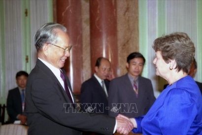  Chủ tịch nước Lê Đức Anh tiếp Thủ tướng Vương quốc Na Uy, Bà Gro Harlem Brundtland tại Phủ Chủ tịch, trong chuyến thăm Việt Nam, tháng 10/1996. Ảnh: Minh Ðạo/TTXVN