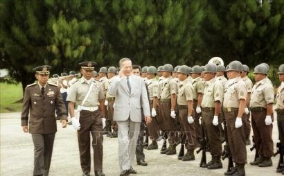  Chủ tịch nước Lê Đức Anh duyệt đội danh dự tại Lễ đón, trong chuyến thăm chính thức Cộng hòa Philippines, tháng 11/1995. Ảnh: Cao Phong/TTXVN